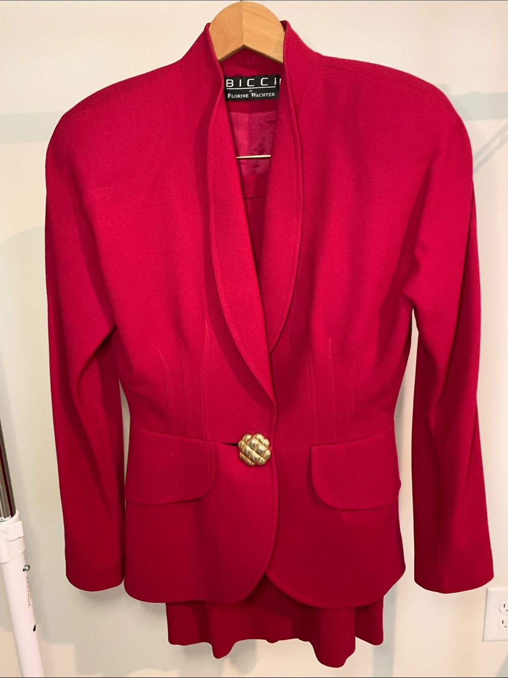 Women's Red Tailored Blazer and skirt with slit on the back. SZ6